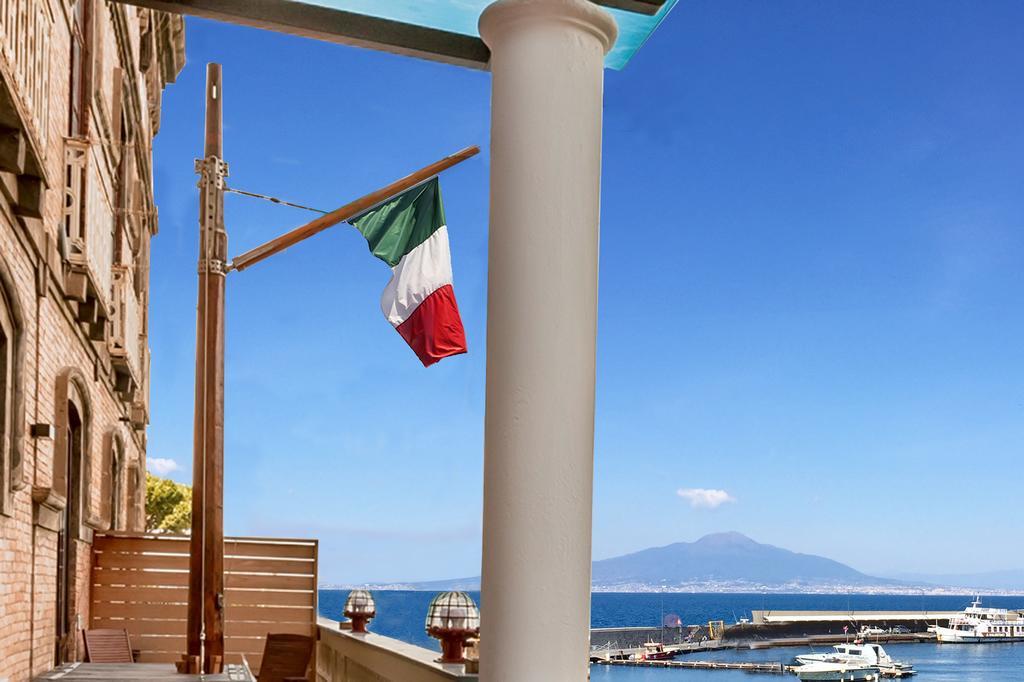 Yacht Club Capo Cervo Suites B&B Sorrent Exterior foto