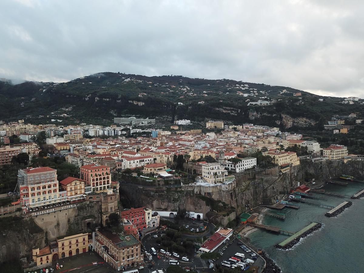 Yacht Club Capo Cervo Suites B&B Sorrent Exterior foto