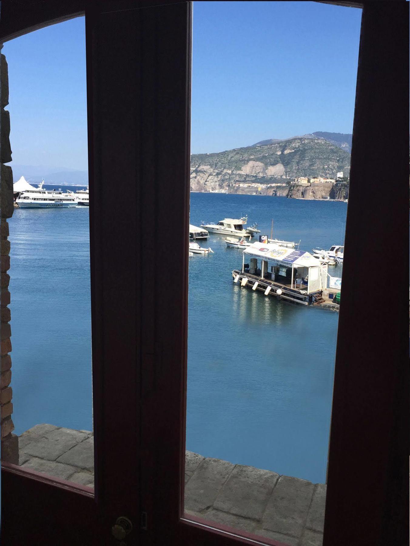 Yacht Club Capo Cervo Suites B&B Sorrent Exterior foto