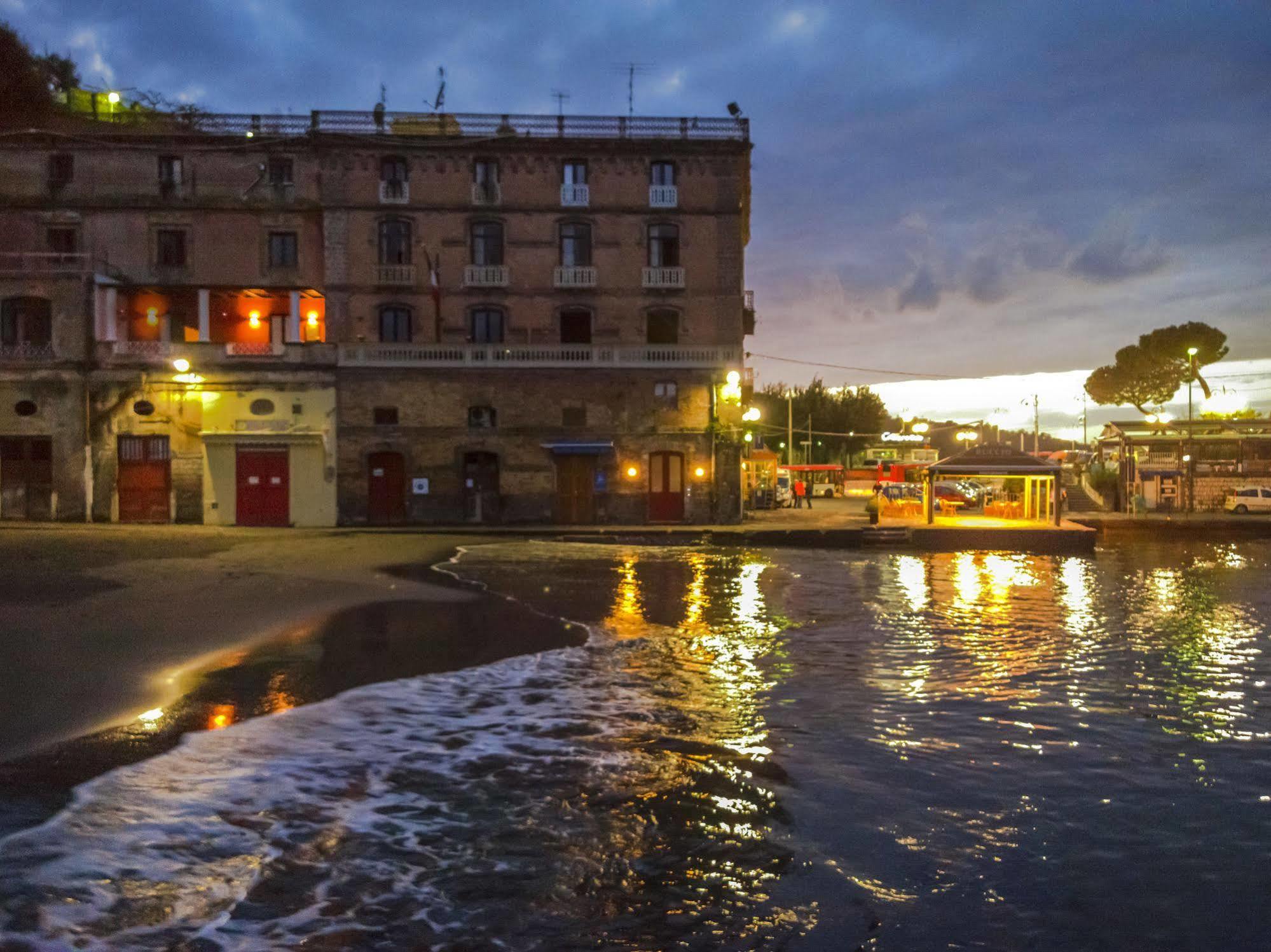 Yacht Club Capo Cervo Suites B&B Sorrent Exterior foto