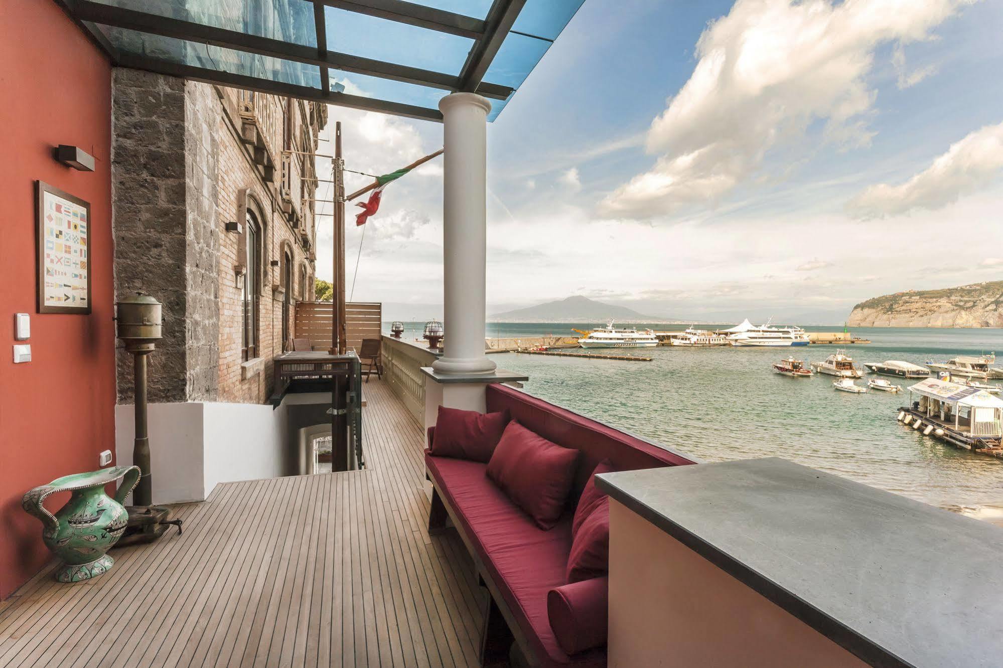 Yacht Club Capo Cervo Suites B&B Sorrent Exterior foto