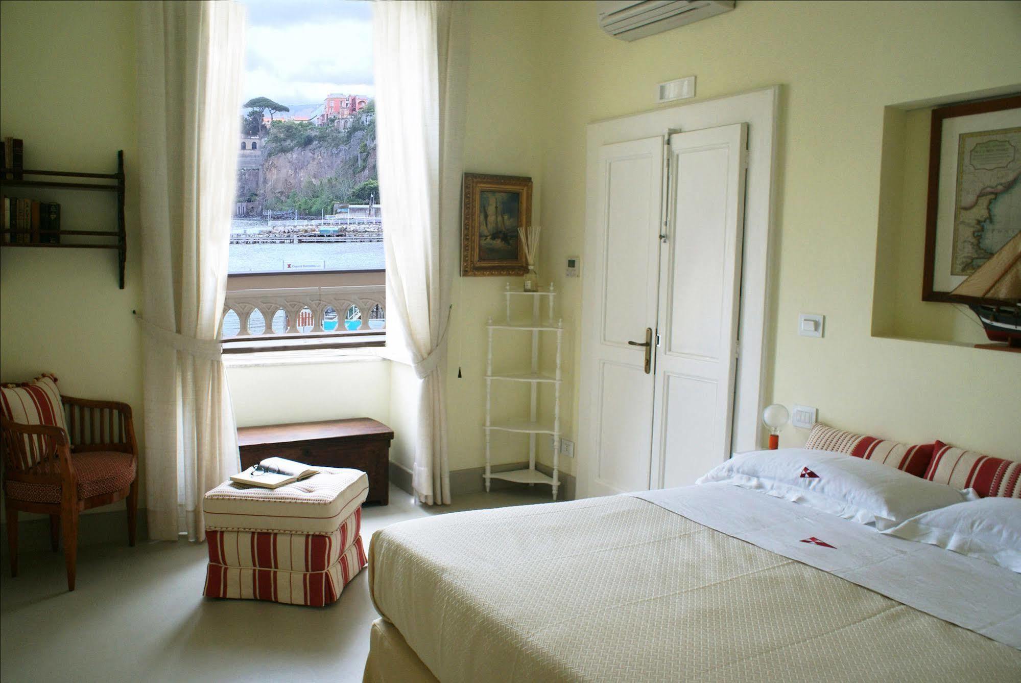 Yacht Club Capo Cervo Suites B&B Sorrent Exterior foto