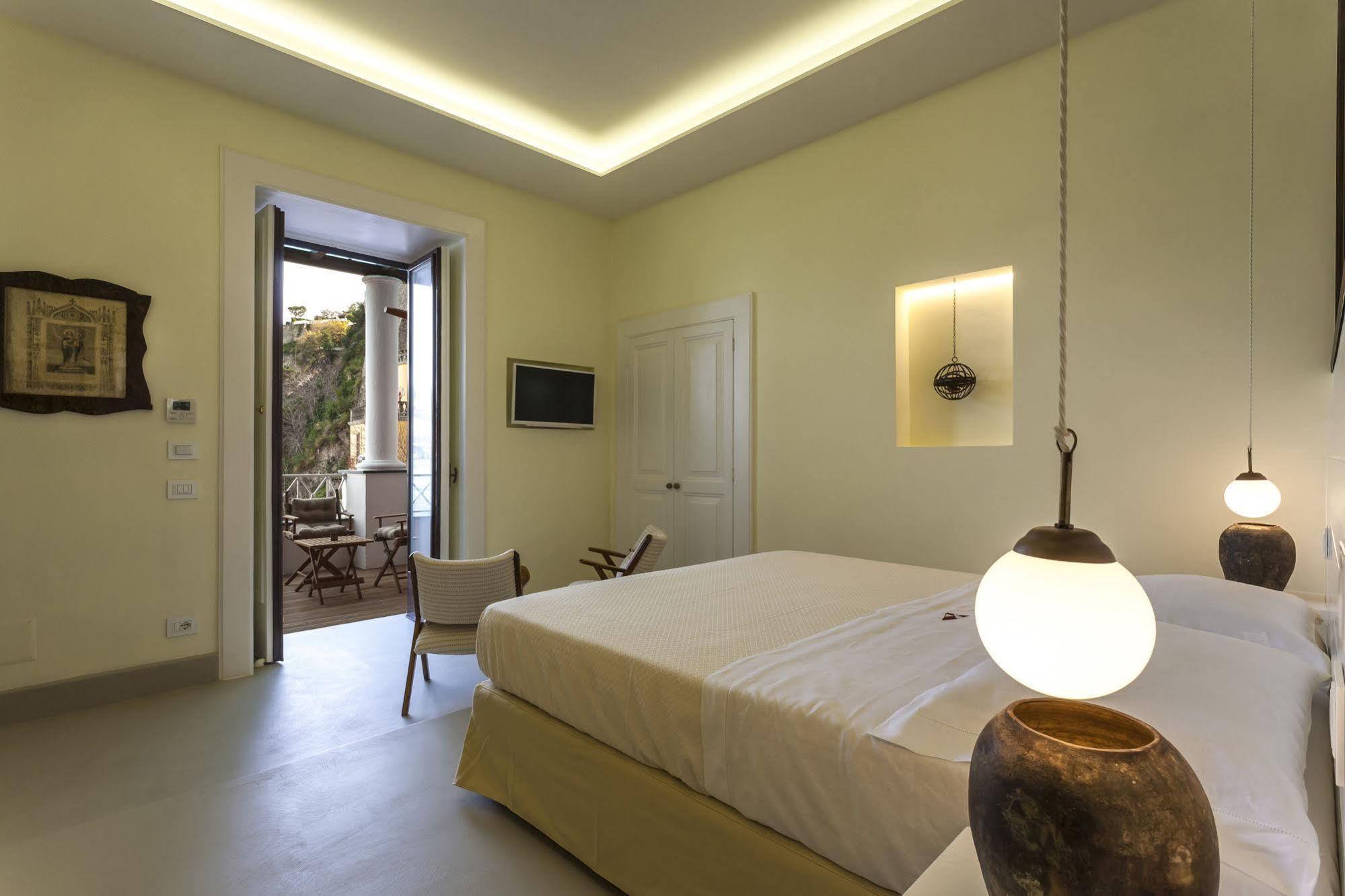 Yacht Club Capo Cervo Suites B&B Sorrent Exterior foto