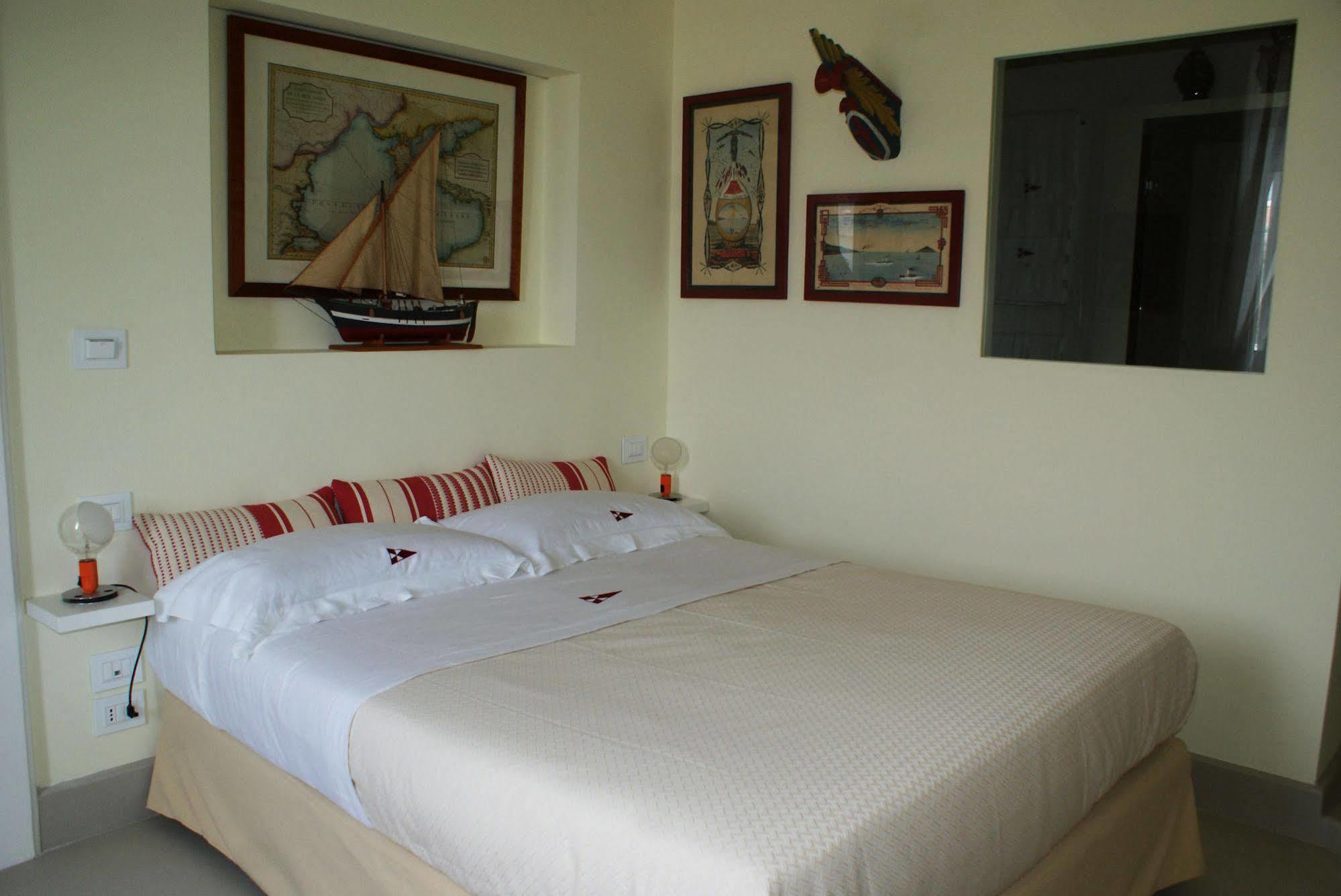 Yacht Club Capo Cervo Suites B&B Sorrent Exterior foto