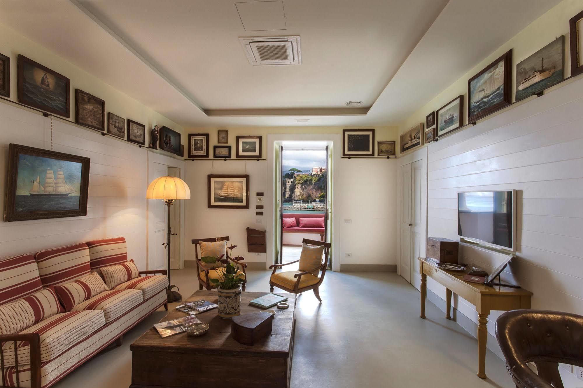 Yacht Club Capo Cervo Suites B&B Sorrent Exterior foto