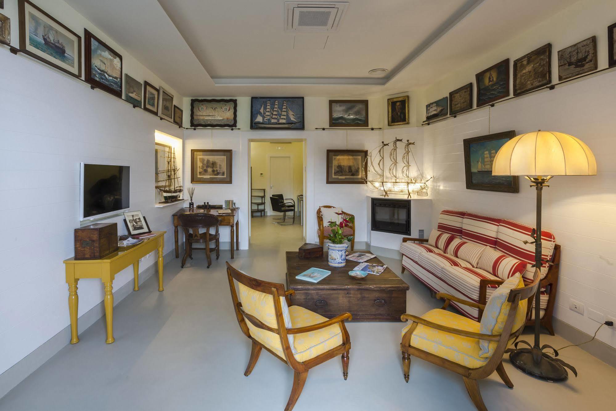 Yacht Club Capo Cervo Suites B&B Sorrent Exterior foto